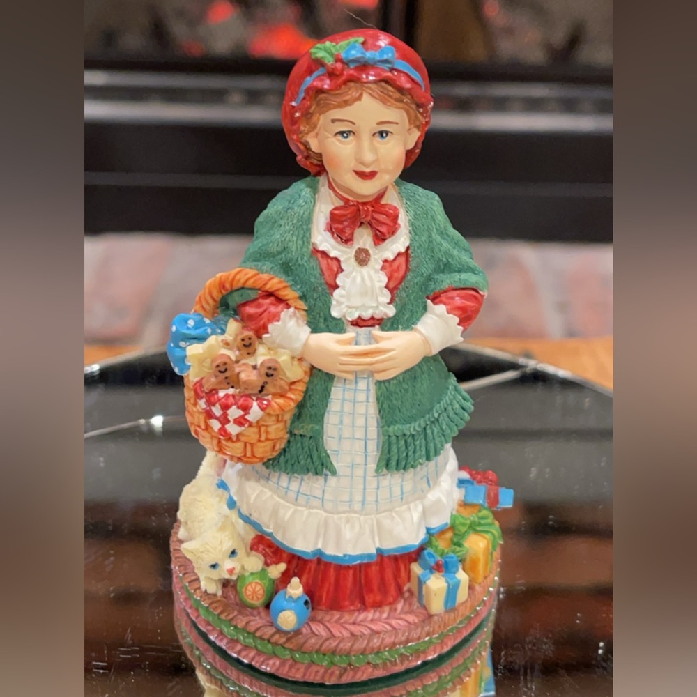 ‘99 - Mrs Clause Figurine